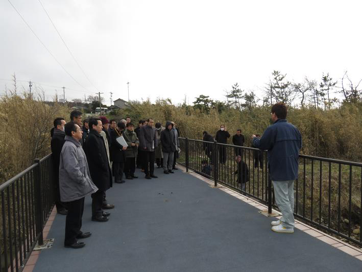 写真3 現場視察（FRP製自転車道橋－1）